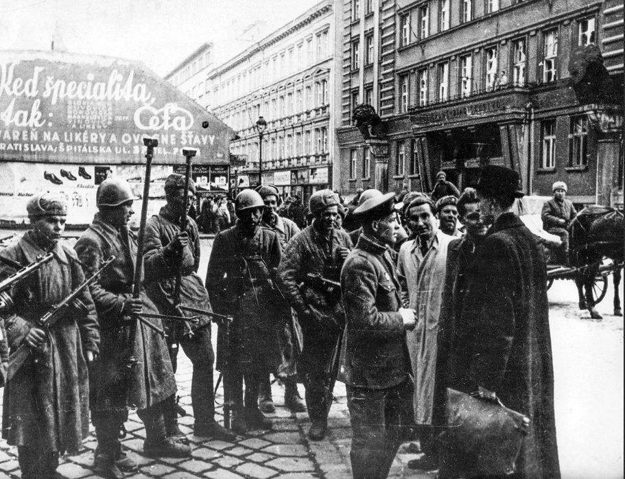 Жители г. Братиславы беседуют с бойцами Советской Армии
